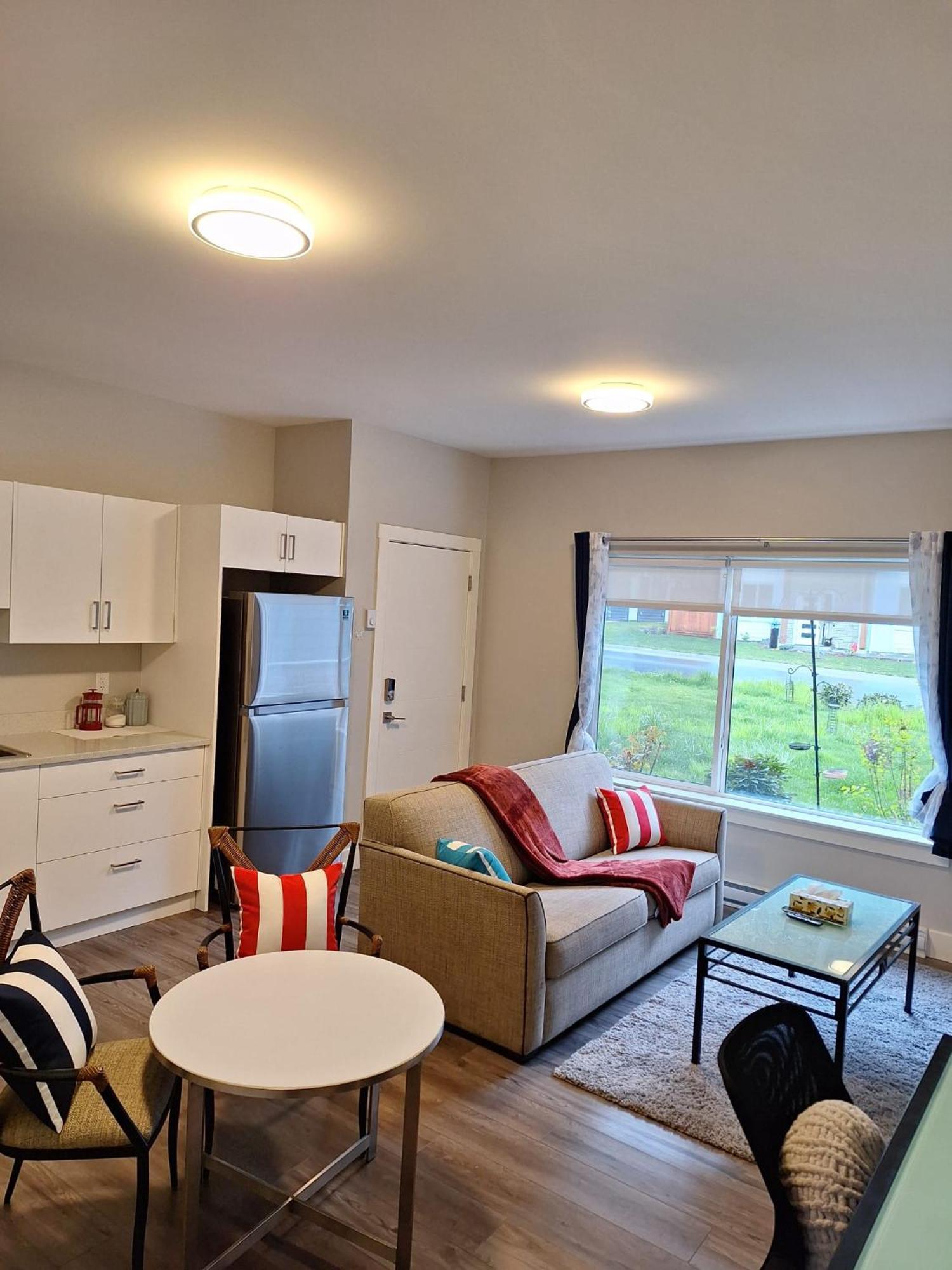 Cozy 1 Bed Suite W Extra Room For 3 Or More Guests Complimentary Treats Langford Exterior photo