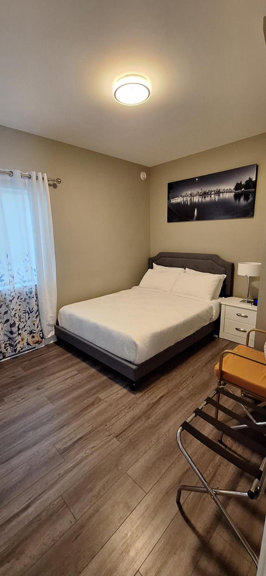 Cozy 1 Bed Suite W Extra Room For 3 Or More Guests Complimentary Treats Langford Exterior photo